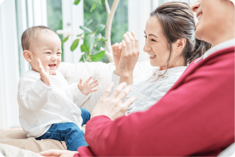 笑顔の親と子ども